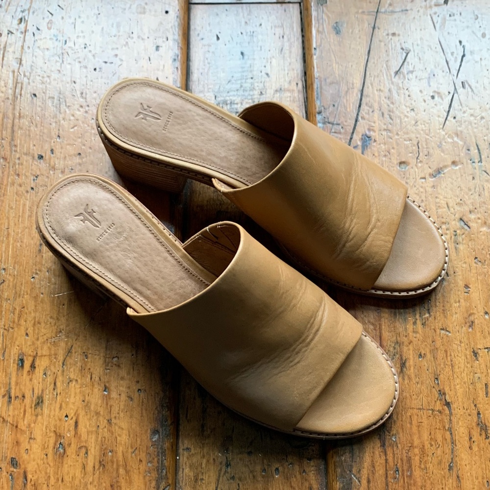 Frye Cindy mule - size 9 and in FABULOUS condition